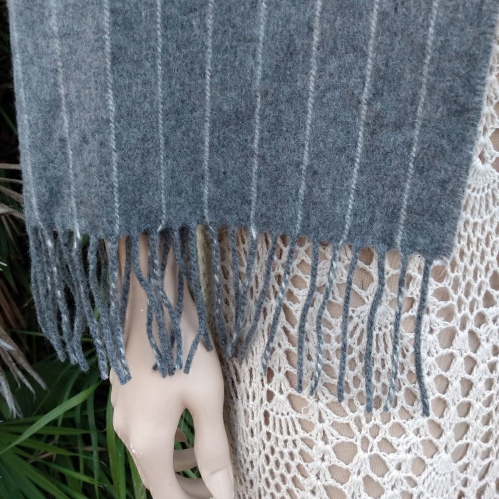 NWT NEIMAN MARCUS 100% Cashmere Gray & White Striped Scarf Wrap with Fringe - Picture 7 of 10